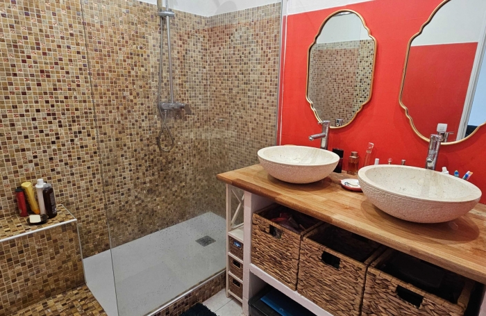 Charmant appartement F4 haut de villa avec terrasses, jardinet et belle vue