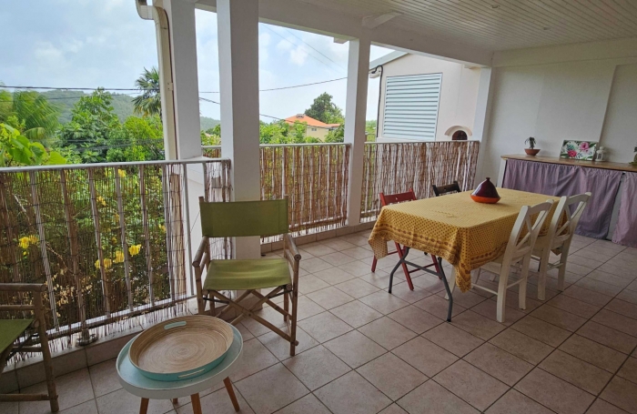 Charmant appartement F4 haut de villa avec terrasses, jardinet et belle vue