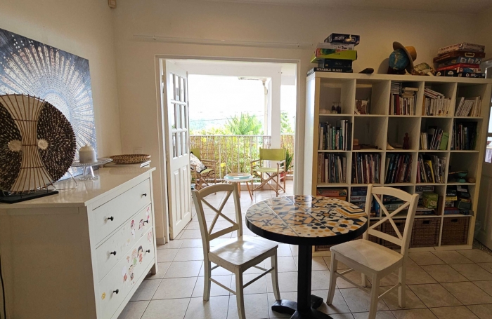 Charmant appartement F4 haut de villa avec terrasses, jardinet et belle vue