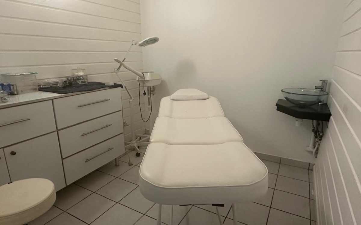 A LOUER local commercial 80m&sup2; meubl&eacute; equip&eacute; climatis&eacute;