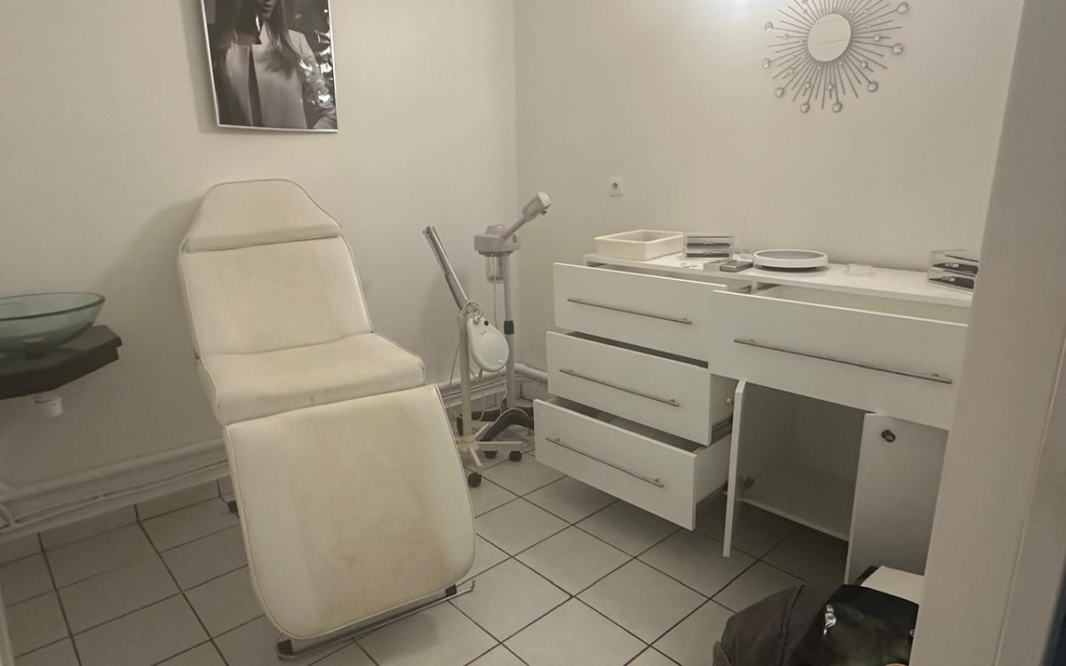 A LOUER local commercial 80m&sup2; meubl&eacute; equip&eacute; climatis&eacute;