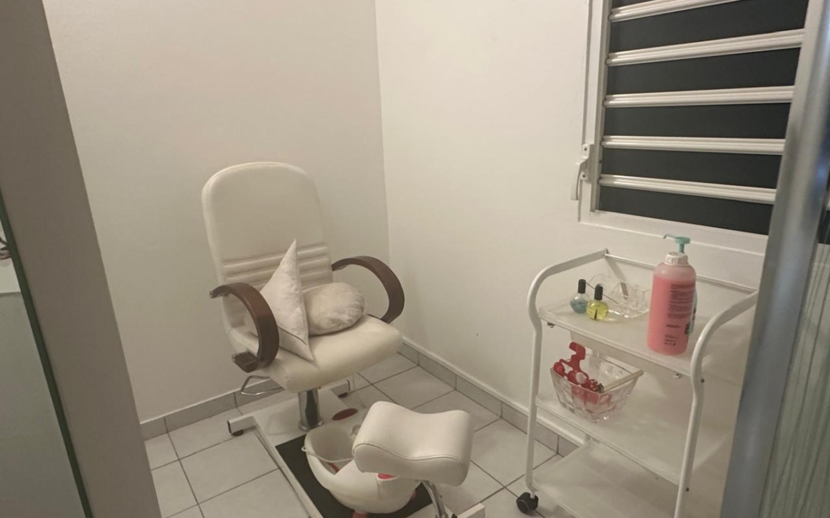 A LOUER local commercial 80m&sup2; meubl&eacute; equip&eacute; climatis&eacute;