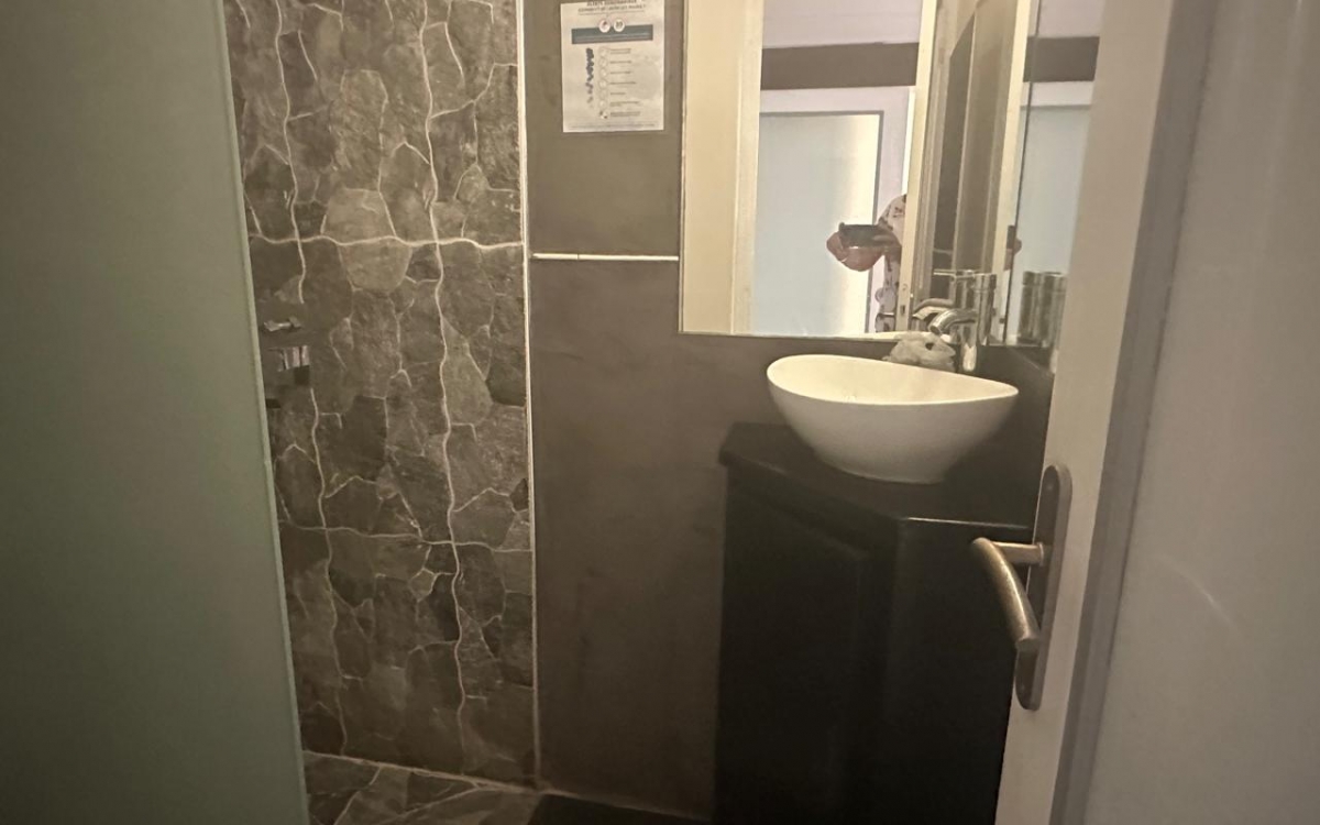 A LOUER local commercial 80m&sup2; meubl&eacute; equip&eacute; climatis&eacute;