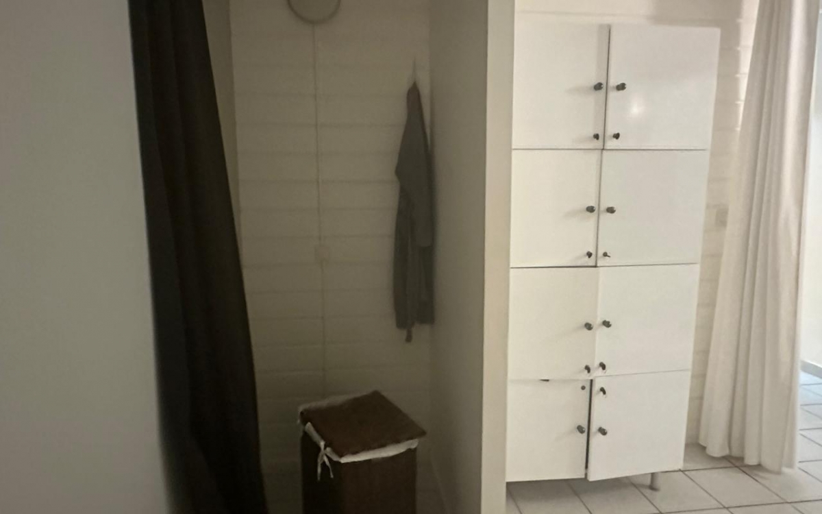 A LOUER local commercial 80m&sup2; meubl&eacute; equip&eacute; climatis&eacute;