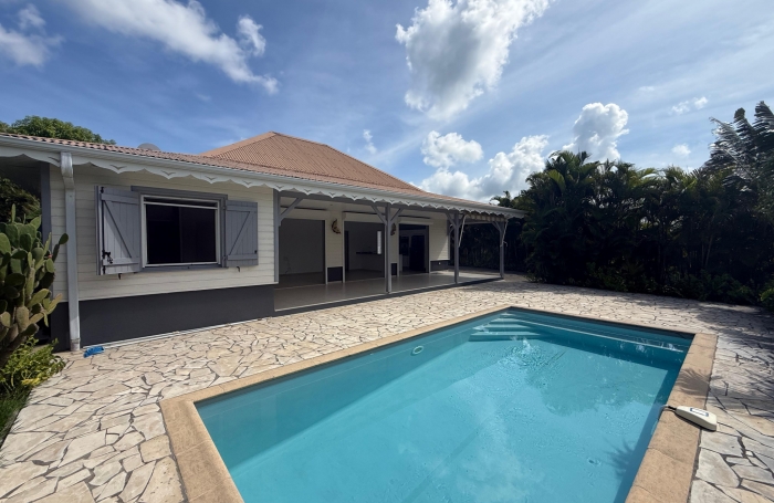 Villa cr&eacute;ole T5 avec piscine vue campagne