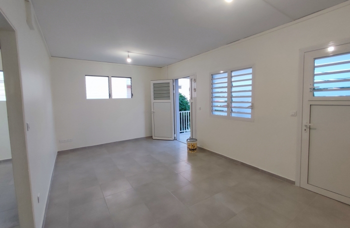 T4 enti&egrave;rement r&eacute;nov&eacute; avec cour- plateau Fofo