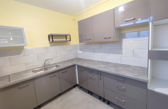 T4 enti&egrave;rement r&eacute;nov&eacute; avec cour- plateau Fofo