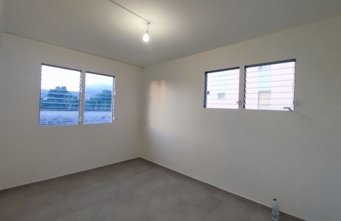 T4 enti&egrave;rement r&eacute;nov&eacute; avec cour- plateau Fofo