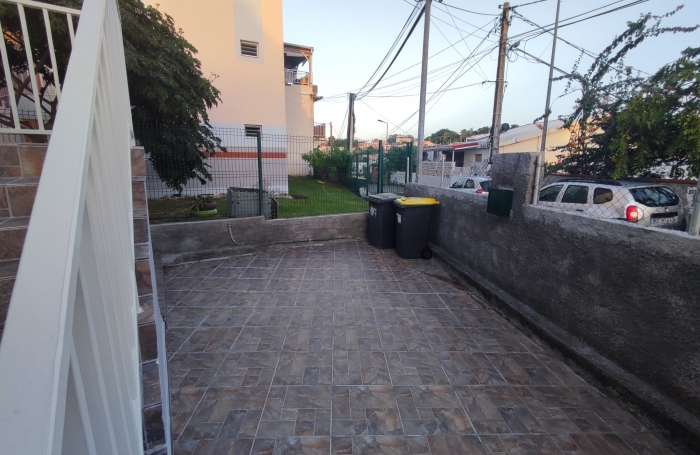 T4 enti&egrave;rement r&eacute;nov&eacute; avec cour- plateau Fofo