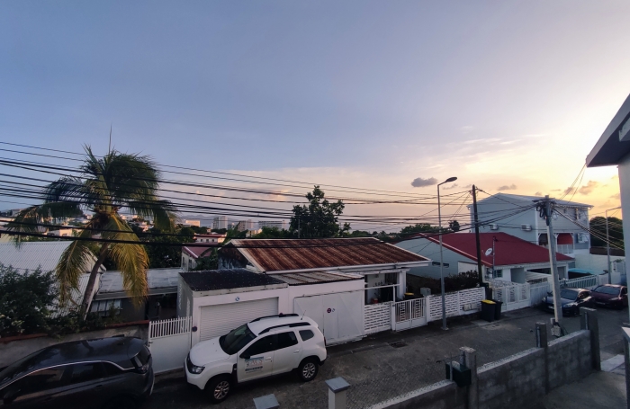 T4 enti&egrave;rement r&eacute;nov&eacute; avec cour- plateau Fofo