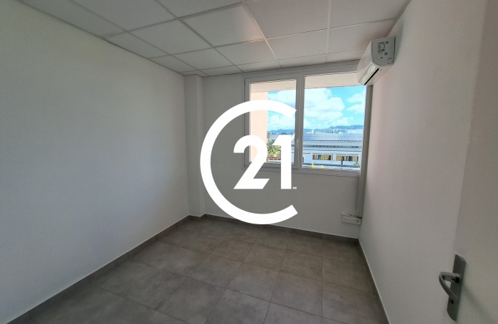 Location Bureaux 85m&sup2; 6 pièces Le Lamentin