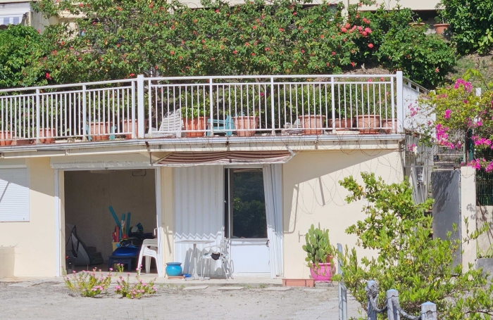 Studio &agrave; am&eacute;nager dans piscine avec piscine et ponton