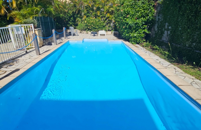 Studio &agrave; am&eacute;nager dans piscine avec piscine et ponton