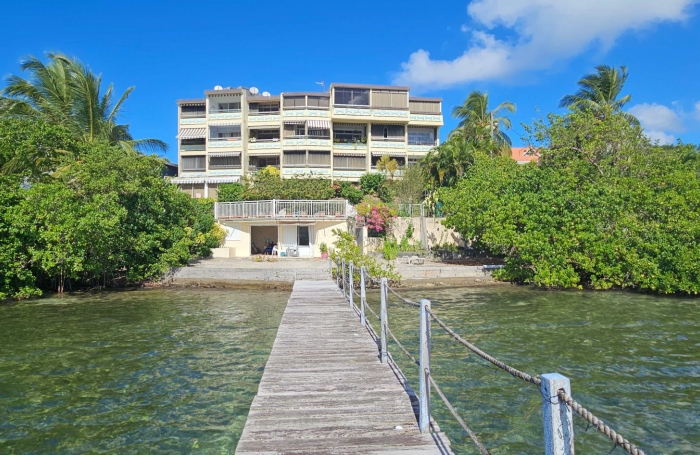 Studio &agrave; am&eacute;nager dans piscine avec piscine et ponton