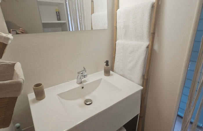 beau studio meubl&eacute; avec vue mer dans r&eacute;sidence avec piscine