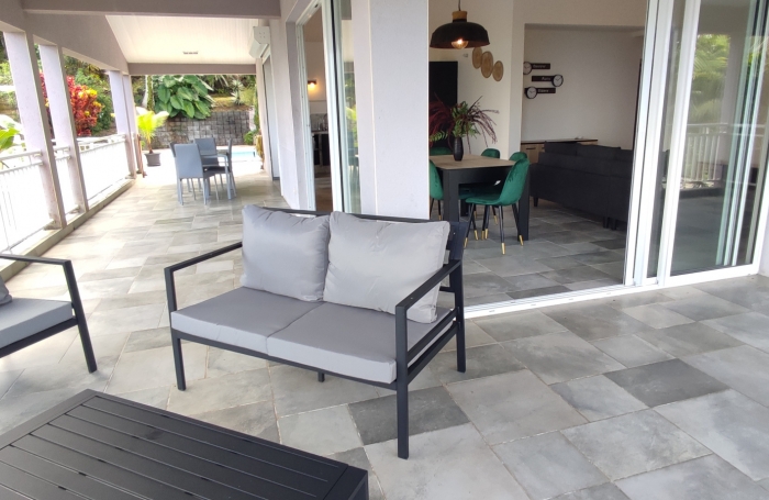 Haut de villa T5 meubl&eacute; ind&eacute;pendant avec piscine priv&eacute;e et grand terrain arbor&eacute;