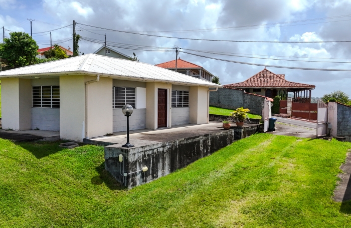 Propri&eacute;t&eacute; d&rsquo;exception avec vue mer, piscine et d&eacute;pendance &agrave; Case-Pilote