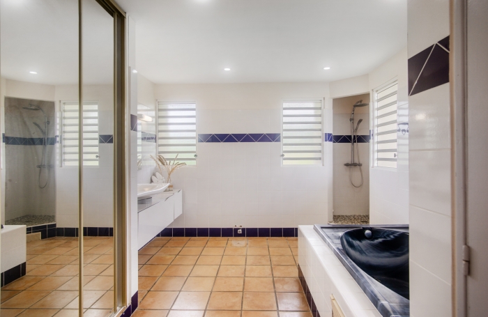 Propri&eacute;t&eacute; d&rsquo;exception avec vue mer, piscine et d&eacute;pendance &agrave; Case-Pilote