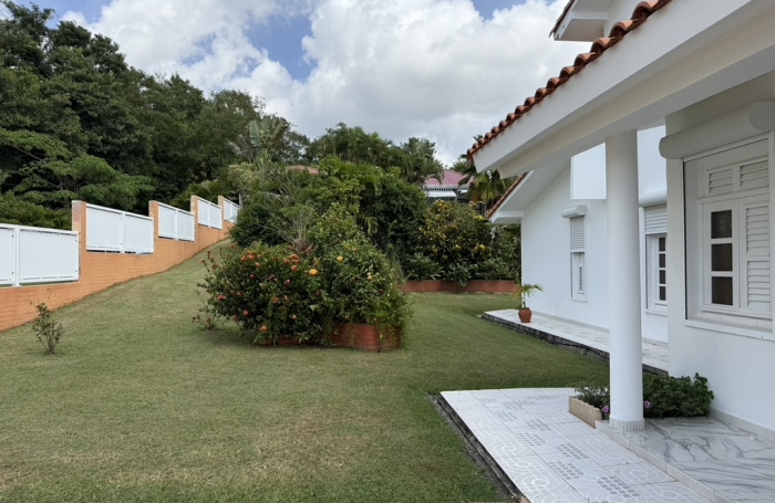 Superbe propri&eacute;t&eacute; en impasse avec vue mer - SHOELCHER