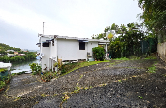 &Agrave; vendre : Maison sur trois niveaux avec vue mer, divis&eacute;e en trois appartements au ROBERT