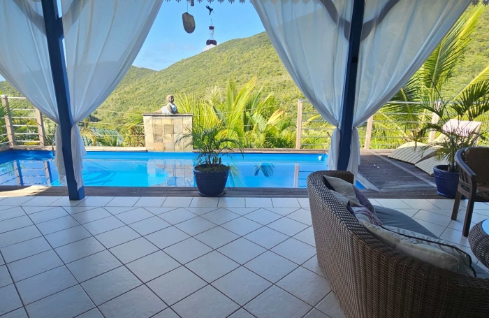 Magnifique villa F4 avec  piscine, vue mer et garage en parfaite &eacute;tat