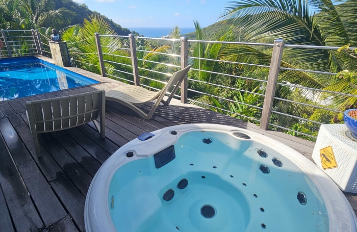 Magnifique villa F4 avec  piscine, vue mer et garage en parfaite &eacute;tat