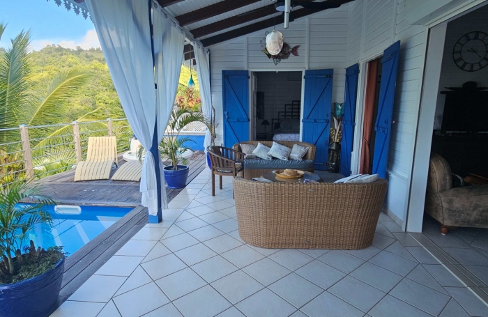 Magnifique villa F4 avec  piscine, vue mer et garage en parfaite &eacute;tat