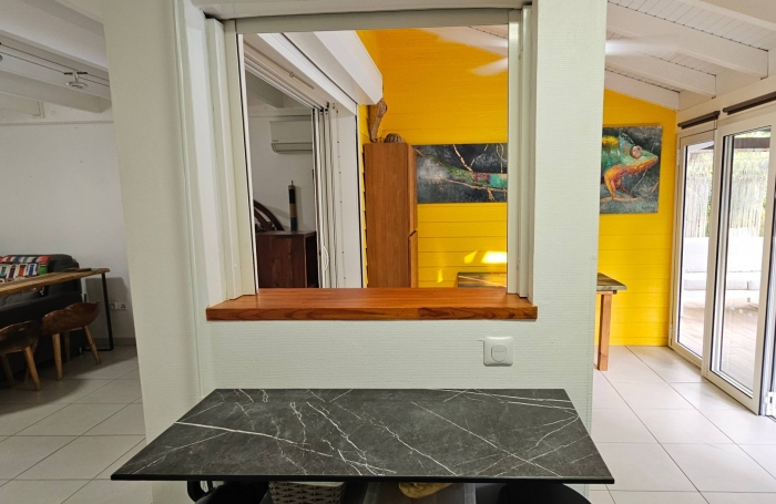 Jolie maison jumel&eacute;e F3 avec piscine et jardin