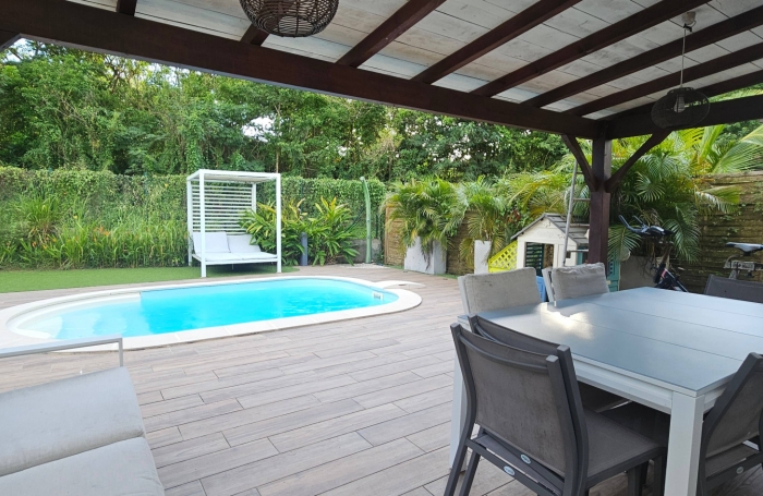 Jolie maison jumel&eacute;e F3 avec piscine et jardin