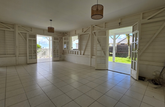 A vendre Charmante maison T4 avec piscine, jardin et grand garage &agrave; SAINT-JOSEPH