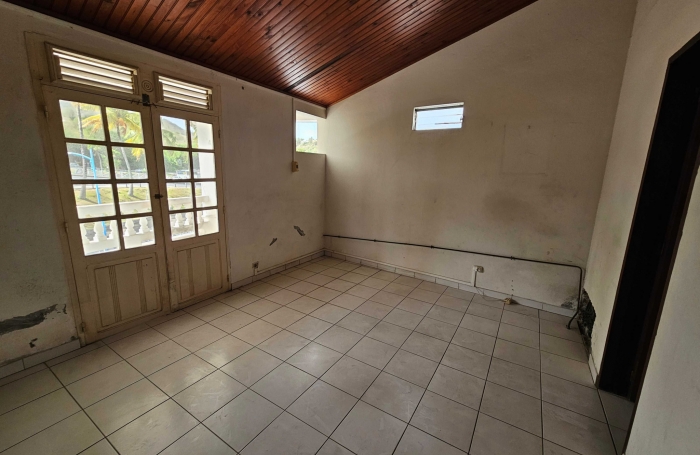 Immeuble de deux appartements + un espace commercial, bourg - SAINTE-LUCE