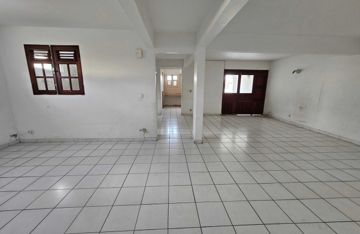 Immeuble de deux appartements + un espace commercial, bourg - SAINTE-LUCE