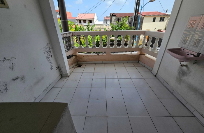 Immeuble de deux appartements + un espace commercial, bourg - SAINTE-LUCE