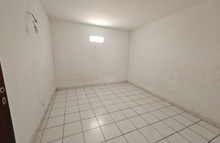 Immeuble de deux appartements + un espace commercial, bourg - SAINTE-LUCE