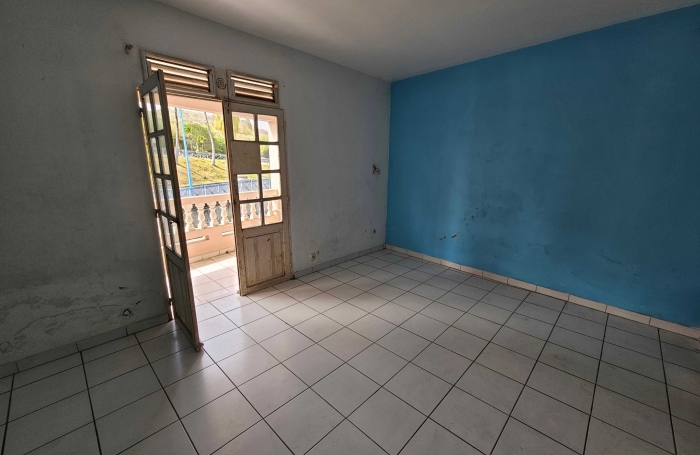 Immeuble de deux appartements + un espace commercial, bourg - SAINTE-LUCE