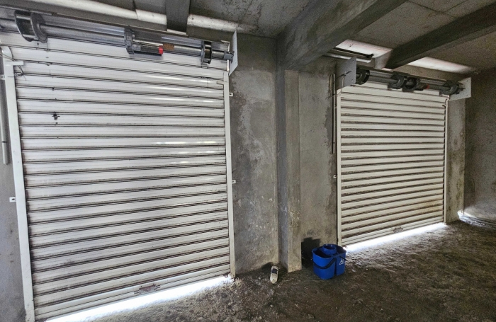 Immeuble de deux appartements + un espace commercial, bourg - SAINTE-LUCE