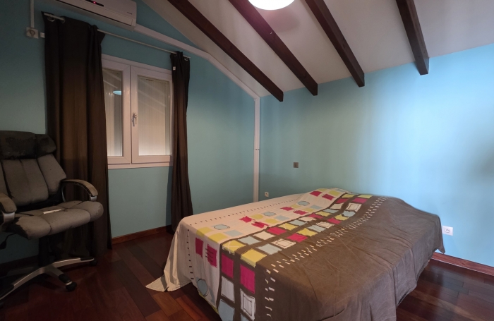 Maison T4 avec terrasses, piscine et vue mer, &agrave; deux pas du centre de SAINT-PIERRE