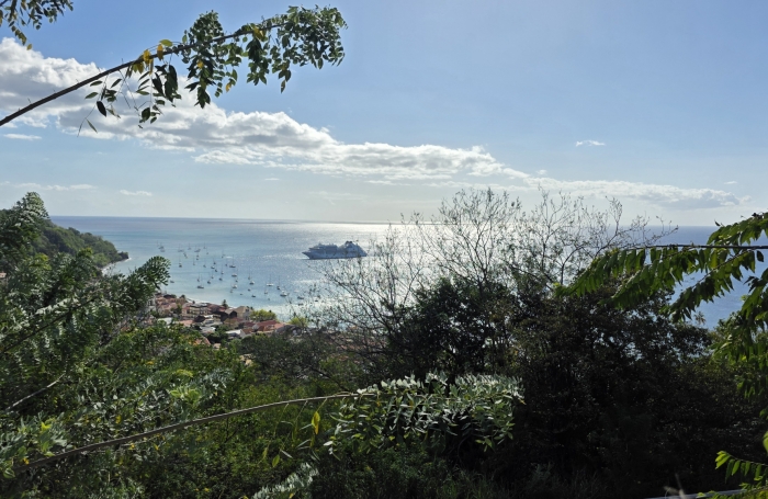 Maison T4 avec terrasses, piscine et vue mer, &agrave; deux pas du centre de SAINT-PIERRE