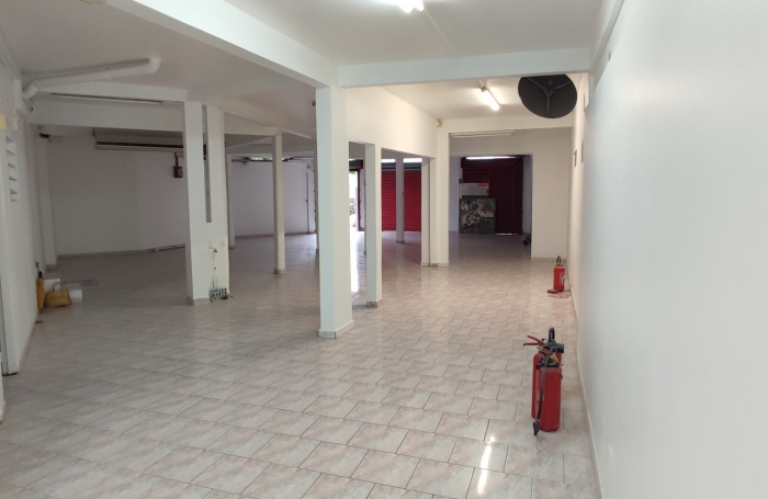 Grand local commercial &agrave; Ducos