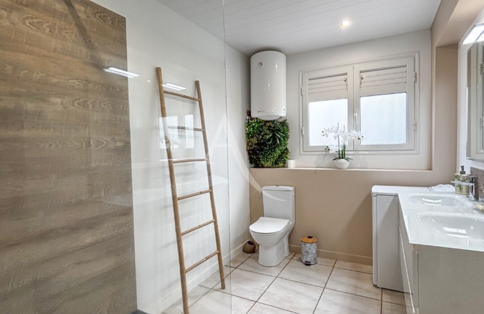 Vente Local commercial 258m&sup2; 10 pi&egrave;ces La Trinit&eacute;