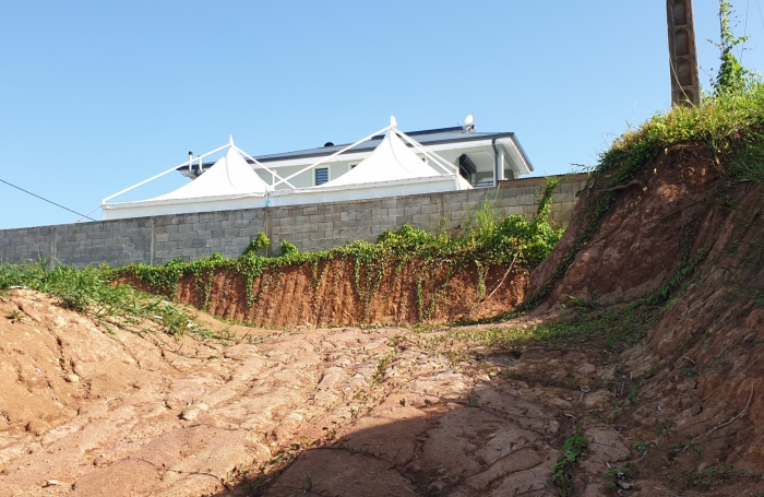 Roches carr&eacute;es beau foncier 2100 m2