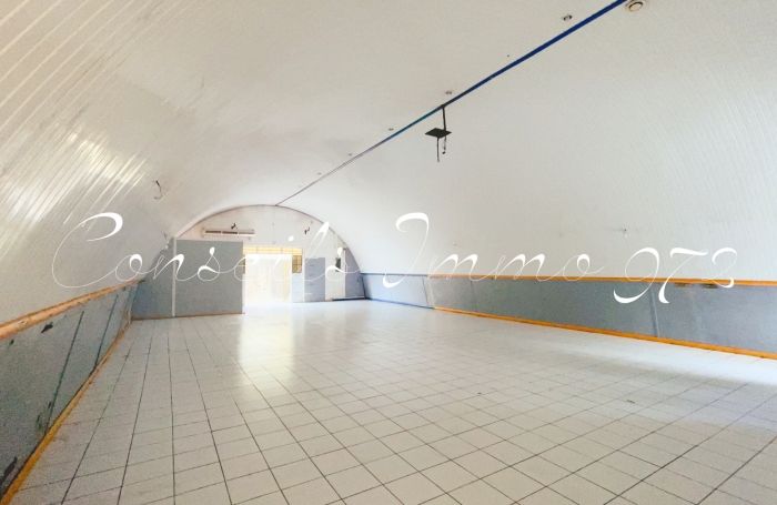 Local entrep&ocirc;t 140 m2 - 4,17 m sous plafond, double acc&egrave;s - ZI Cocotte - Ducos