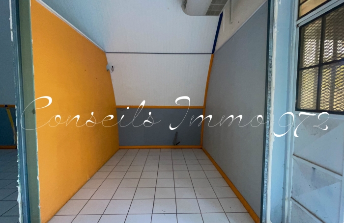 Local entrep&ocirc;t 140 m2 - 4,17 m sous plafond, double acc&egrave;s - ZI Cocotte - Ducos