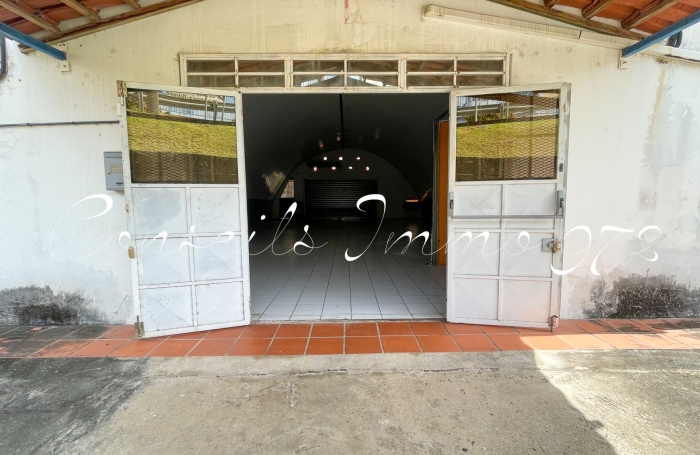 Local entrep&ocirc;t 140 m2 - 4,17 m sous plafond, double acc&egrave;s - ZI Cocotte - Ducos