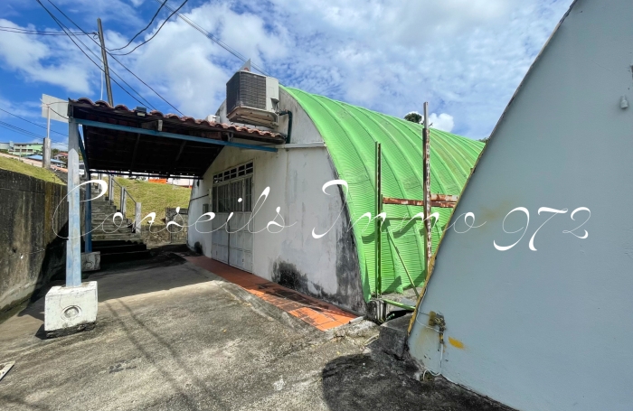Local entrep&ocirc;t 140 m2 - 4,17 m sous plafond, double acc&egrave;s - ZI Cocotte - Ducos