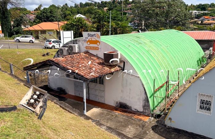 Local entrep&ocirc;t 140 m2 - 4,17 m sous plafond, double acc&egrave;s - ZI Cocotte - Ducos