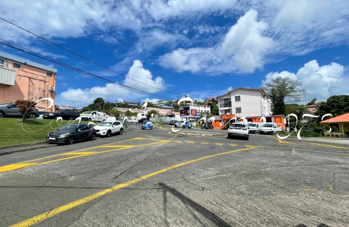 Local entrep&ocirc;t 140 m2 - 4,17 m sous plafond, double acc&egrave;s - ZI Cocotte - Ducos