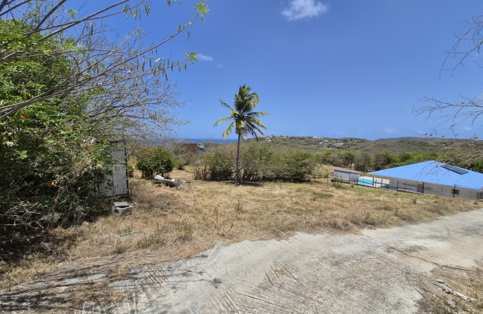 Beau terrain plat de 780m constructible