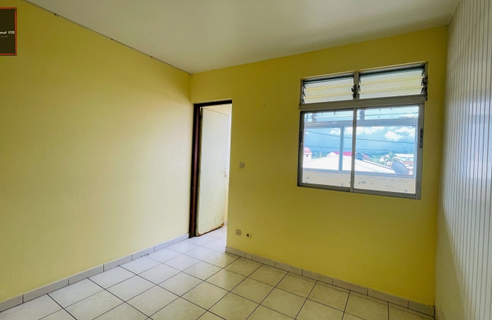 Location Appartement T3 au dernier &eacute;tage &agrave; Rivi&egrave;re-Sal&eacute;e