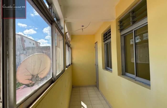 Location Appartement T3 au dernier &eacute;tage &agrave; Rivi&egrave;re-Sal&eacute;e